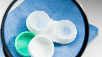 how to wear contact lenses safely
