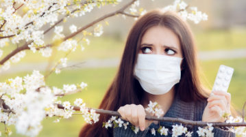 How to Deal with Allergies While Wearing Contact Lenses