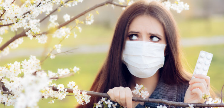 How to Deal with Allergies While Wearing Contact Lenses